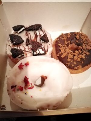 Pris 3 donuts à emporter : spéculoos, oreos et rose at COCO Donuts in Brussels