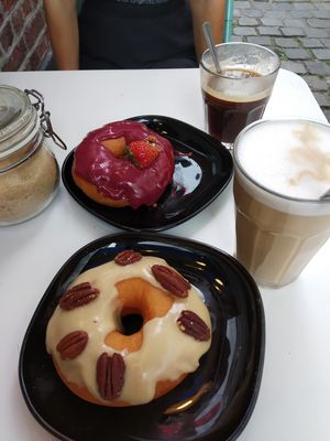red berries & maple with pecan nuts (vegan) at COCO Donuts in Brussels