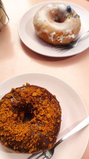 Cioccolato e speculoos. Glassa con canditi alla violetta e lavanda. at COCO Donuts in Brussels