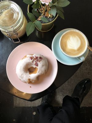 Un donut vegan rose et un cappuccino au lait avoine  at COCO Donuts in Brussels