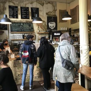 Lecker veganer Kuchen und Kaffee  at Death Presso in Hamburg