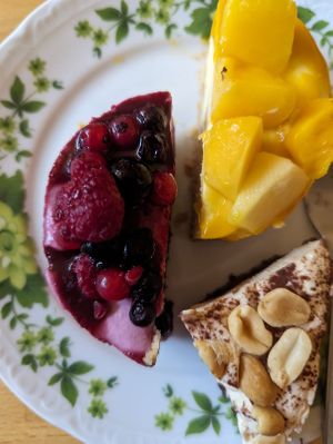 Vegan Berry-, Mango and Peanut-Cheesecakes - so good  #Veganuary at Death Presso in Hamburg