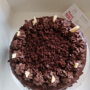 The service was amazing, the quality of my cake 🎂 excellent. The taste was absolutely lovely. It was the best vegan cake I've ever had. I would recommend them to anyone. at Nixies' Bakes in Romsey
