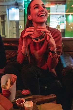 Happy people at OASI Burger ❤️🍔 at Oasi Burger in East London