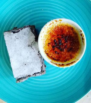 Café gourmand - mini chocolate brownie and mini creme brulée at Punto de Reunion in Merida