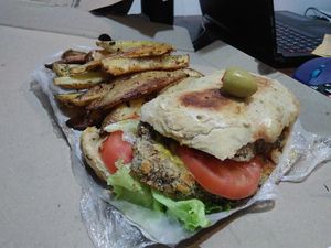 Mila de seitán con papas bravas... falta el jugo que no está en la foto.
Seitan Milanesa with rustic potates, the beverage is missing in photo. at Fourmi Vegan in Buenos Aires