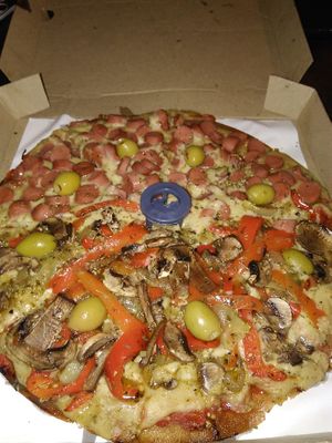 Pizza miti y miti, Fourmi Vegan y Salchichas at Fourmi Vegan in Buenos Aires