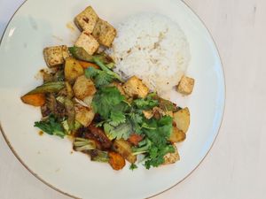 Vegan potato, leek, coriander, tofu curry at Kinabolle in Oslo