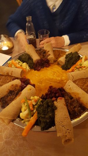Lekker met je handen eten (met een vork mocht natuurlijk ook wel als je wilde) at Elsie's Ethiopisch in Antwerpen