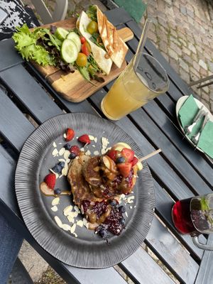 Frühstücksburrito und Bananenpancakes mit Erdnussbutter und Früchten at Konvergenz 53 in Stralsund