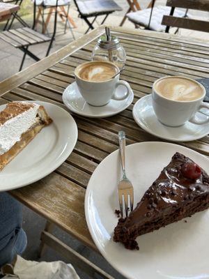 Schwedische Apfeltarte, Schoko Kirsch Kuchen + Cappuccino und Flat White mit Oatly   at Magnolia in Muenster