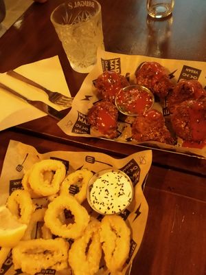 Calamares y buffalo wings de coliflor at Mad Mad Vegan - Chueca in Madrid