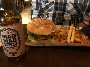 Hamburguesa Rock’n Chick’n con patatas cajún  at Mad Mad Vegan - Chueca in Madrid