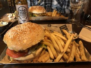    Hamburguesa Rock’n Chick’n con patatas fritas at Mad Mad Vegan - Chueca in Madrid