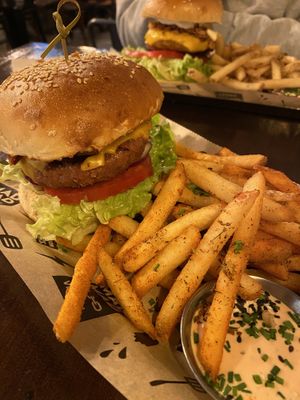 Le burger avec ses frites et la petite sauce vraiment bonne at Mad Mad Vegan - Chueca in Madrid