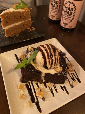 Le dessert, un brownie fondant at Mad Mad Vegan - Chueca in Madrid