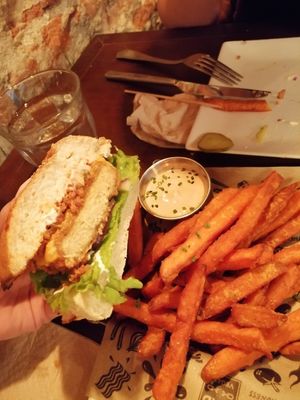 Hamburguesa de "pollo" con boniato at Mad Mad Vegan - Chueca in Madrid