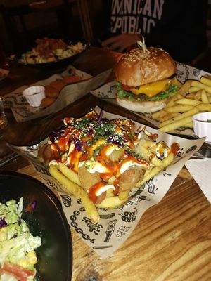 Berlin vegan wurst= loaded fries with vegan fried chicken pieces and a lot of sauces at Mad Mad Vegan - Chueca in Madrid