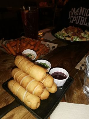 Supreme Yaya fries= vegan mozzarella sticks with two types of sauces to dip (sweet+salty) at Mad Mad Vegan - Chueca in Madrid