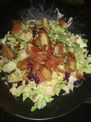 The vegan ceasar salad, with fried chick*n pieces, 'bacon' pieces, greens🥗 & a lot of white mayo sauce at Mad Mad Vegan - Chueca in Madrid