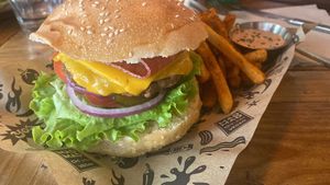 DOUBLE CHEESE VACON CON PATATAS CAJUN  at Mad Mad Vegan - Chueca in Madrid