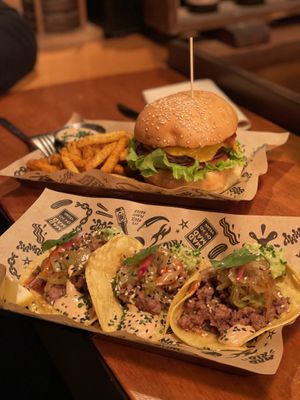 “Double cheese vacon” y “The Mad Tacos”  at Mad Mad Vegan - Chueca in Madrid