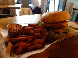Classic burger with sweet potatoes at Mad Mad Vegan - Chueca in Madrid