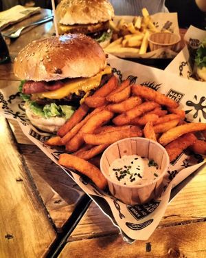 Hamburguesa doble cheese vacon con patatas de boniato at Mad Mad Vegan - Chueca in Madrid
