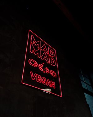 La comida espectacular, pero sobre todo, el camarero que nos atendió nos encantó. Súper simpático y atento. De 10 el lugar! ♥ at Mad Mad Vegan - Chueca in Madrid
