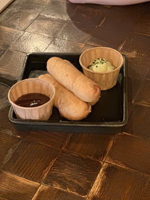 Cheese Sticks mit grüner Aioli und Beerenjam  at Mad Mad Vegan - Chueca in Madrid