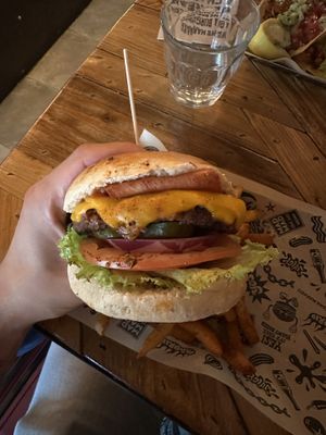 A double cheese vacon estaba espectacular! Mis dieses  at Mad Mad Vegan - Chueca in Madrid
