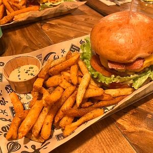 Hamburguesa de queso y bacon veganos con filete de Heura  at Mad Mad Vegan - Chueca in Madrid