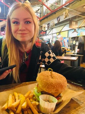 Una PASADA!!! 

💝 Ricissssima TODO 💝

Las Hamburguesas 🍔 de BeyondMeat ‘para morirse’ 🤪😘🤪

💋Salsas caseras💋

Las patatas 🥔 fritas hechas a mi at Mad Mad Vegan - Chueca in Madrid