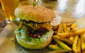 Una PASADA!!! 

💝 Ricissssima TODO 💝

Las Hamburguesas 🍔 de BeyondMeat ‘para morirse’ 🤪😘🤪

💋Salsas caseras💋

Las patatas 🥔 fritas hechas a mi at Mad Mad Vegan - Chueca in Madrid