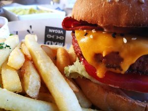 Burger con la Beyond Meat y algo de Vacon. ¡Riquísimo! at Mad Mad Vegan - Chueca in Madrid