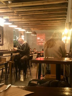 Agradable y con buen sonido at Mad Mad Vegan - Chueca in Madrid