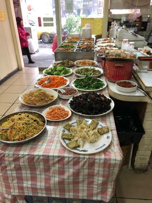 Lunch selections  at Cí Xīn JiànKāng SùShí 慈心 in Taipei
