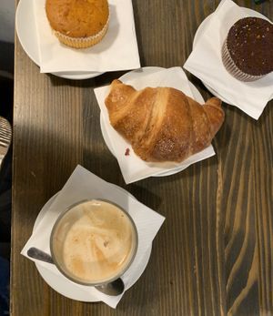 Coffe Latte with plant based milk (vegano) and a vegan croissant with two vegan muffins (carrot and choco orange) at Anhelo in Naples