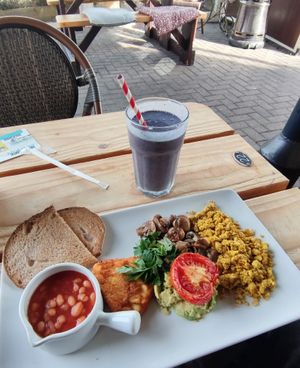 Vegan breakfast + vegan smoothie at The Summit Inn in Howth