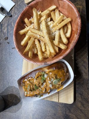 The chili cheeze dog was crazy good! Super thick and flavorful “sausage” with an addictive cheeze sauce. The parmesan garlic butter fries were nice but not worth the $7 upcharg at Pythagoras Conscious Food Philosophy in Houston