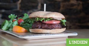 L’indien - burger végétalien  at Chez Victor - St Foy in Quebec