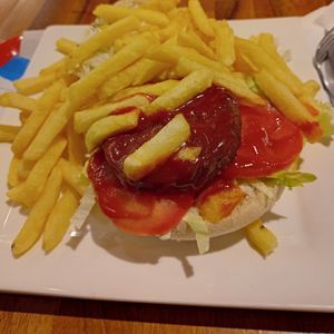 Vegan Franse hamburger met curry ketchup en vegan tartaar. at Frituur Conny & Franky in Sint-niklaas