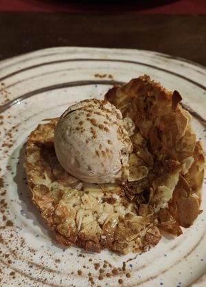 Gelado de Ceriaca com ameixa de Elvas e telha de amêndoas laminadas at Adega Regional in Elvas