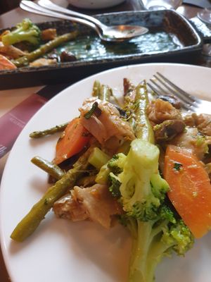 Frango vegan com legumes at Adega Regional in Elvas