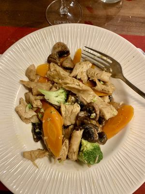 Pollo vegano con verduras y champiñones. Delicioso 😋  at Adega Regional in Elvas