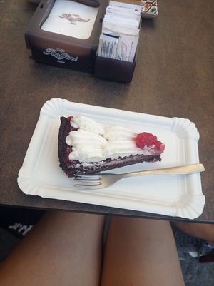 Vegan cake cioccolato e lamponi, davvero buonissima! at Torteria Berlicabarbis - Po in Turin