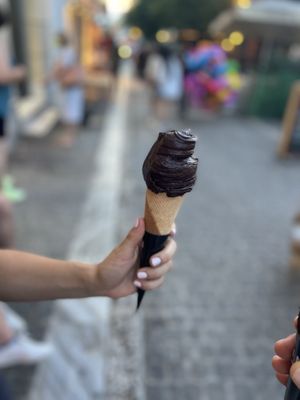 Chocolat orange with plain vegan cone    at Dickie Dee in Athens