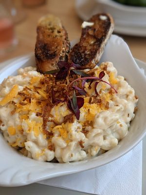 Mac and sheese with garlic bread at The Sly Fox in Edinburgh