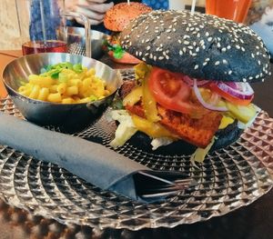 Black cheeseburger with mac'n'cheese at Byczyn in Poznan