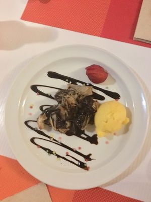 Rollitos de plátano con chocolate y helado de mango  at Spiral in Nerja